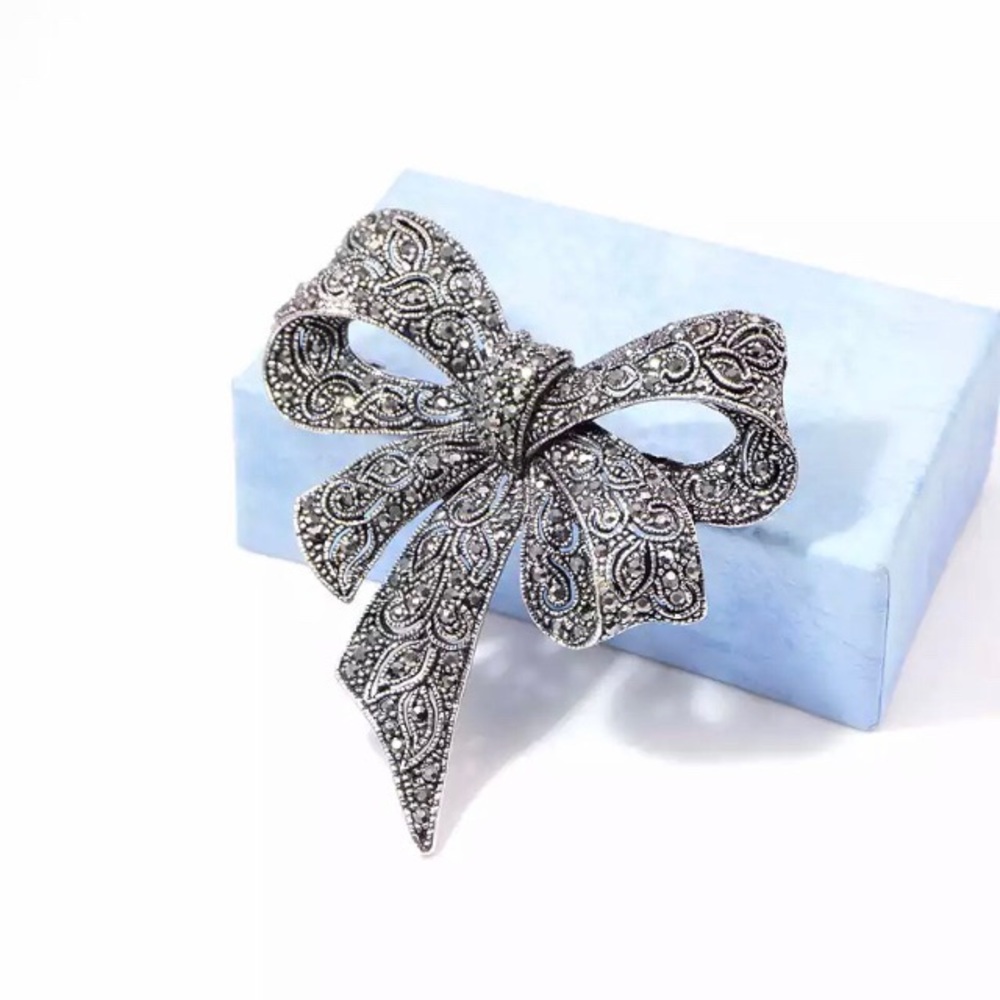 BIG!💙💎GORGEOUS!🎀BOW BROOCH💎💙NEW! ANTIQUE LOOK - Picture 2 of 4